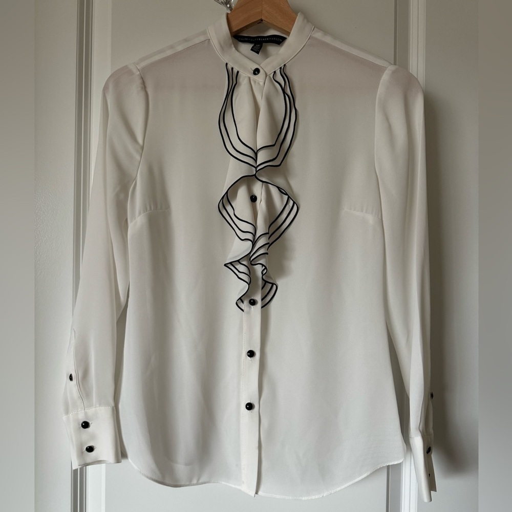 White House Black Market Women’s button blouse w/ ruffle detail. Size 0P